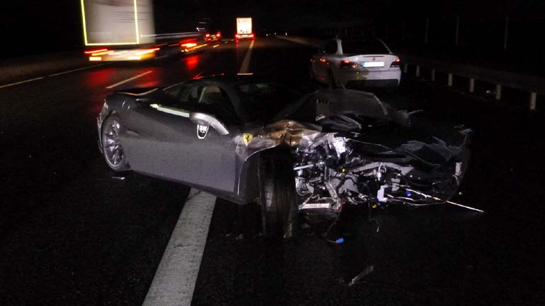 Μόλις αγόρασε μια υπέροχη Ferrari, τη διέλυσε!